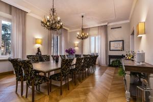 a dining room with a table and chairs at Villa Paola 14 in Campiglia Marittima