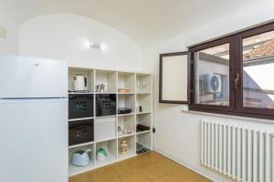 Una cocina con un refrigerador blanco y una ventana. en Etnea Central Home, en Catania 23 fotos más