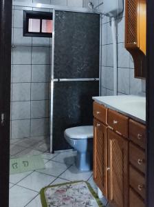 a bathroom with a toilet and a shower at uma casa na viagem in Três Cachoeiras