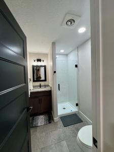 ein Badezimmer mit Toilette, Waschbecken und Dusche in der Unterkunft Family Friendly Condo - Park City (Sleeps 8+) in Park City