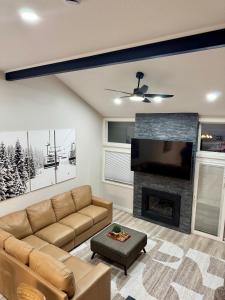 ein Wohnzimmer mit Couch und Kamin in der Unterkunft Family Friendly Condo - Park City (Sleeps 8+) in Park City
