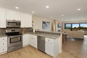 Una cocina o cocineta en Tide and True - SUR129S