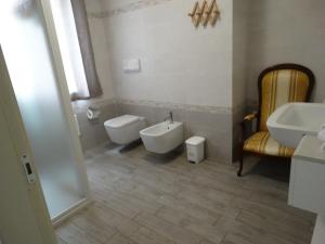 ein Badezimmer mit einer Badewanne, einem WC und einem Waschbecken in der Unterkunft Hotel Moderno in Grumello del Monte