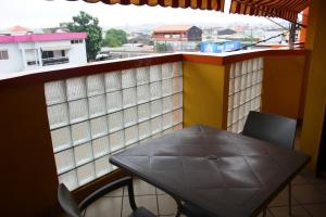 アビジャンにあるRésidence Vanestelleのテーブルと街の景色が見えるバルコニー