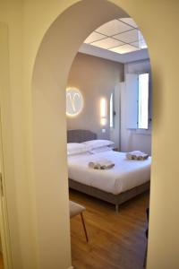 a bedroom with a bed and an archway at Cielo B&B in Crotone