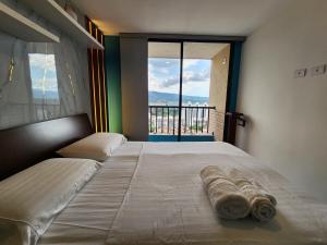 a bedroom with a large bed with a large window at 1901Luxury Cerca Clínica Foscal & Ardila Lulle in Floridablanca