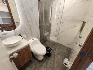a bathroom with a toilet and a sink and a shower at 1901Luxury Cerca Clínica Foscal & Ardila Lulle in Floridablanca +10 photos