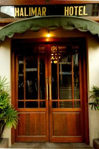 una puerta de madera a un hotel con una señal encima en Shalimar Hotel, en Colombo