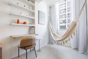 a room with a desk and a chair in front of a window at Studio Reformado perto das melhores praias do Rio de Janeiro com Wi-fi Rápido in Rio de Janeiro +7 photos