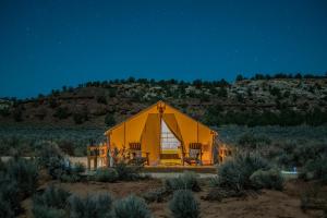 卡纳布BaseCamp 37°的沙漠中的一个黄大帐篷