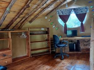 GolondrinasLa casa de Frodo的办公室里设有一张桌子和一台电脑