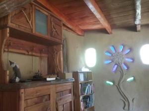 GolondrinasLa casa de Frodo的一只猫坐在墙上挂着花的房间里 更多20张照片