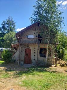 GolondrinasLa casa de Frodo的一座带红色门的古老石屋