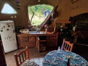 GolondrinasLa casa de Frodo的厨房配有桌子、冰箱和水槽