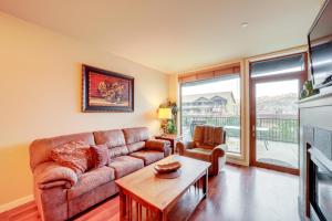 Foto dalla galleria di Walk to Lake Chelan Condo with Pool Access a Chelan