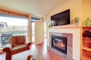 Foto dalla galleria di Walk to Lake Chelan Condo with Pool Access a Chelan