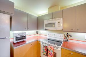 Foto dalla galleria di Walk to Lake Chelan Condo with Pool Access a Chelan