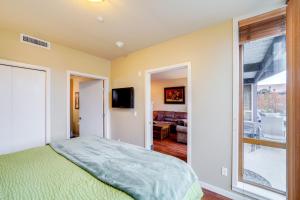 Foto dalla galleria di Walk to Lake Chelan Condo with Pool Access a Chelan