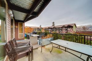 Foto dalla galleria di Walk to Lake Chelan Condo with Pool Access a Chelan