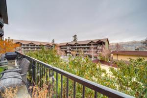 Foto dalla galleria di Walk to Lake Chelan Condo with Pool Access a Chelan