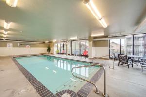 Foto dalla galleria di Walk to Lake Chelan Condo with Pool Access a Chelan