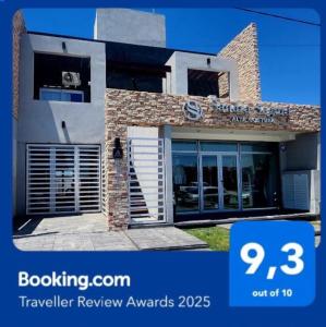 een huis met een bord erop bij F&E Apartment in Necochea