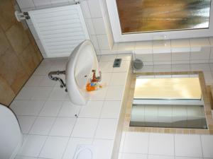 W łazience znajduje się umywalka i wanna. w obiekcie Pension Im Malerwinkel Kallmünz w mieście Kallmünz