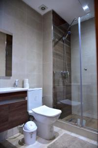Bilik mandi di Stylish & Modern 2-BR Apt in Centre Ville Kenitra +48 gambar
