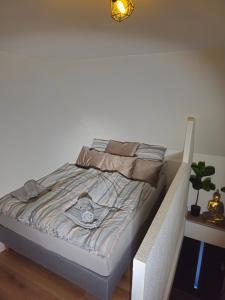 a unmade bed in a bedroom with a night stand at Apartments Mitte Messe und Zentrum Marterlach in Nürnberg