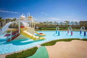 einen Pool mit einem Wasserpark mit einer Wasserrutsche in der Unterkunft Encanto Living 304 Spacious, 2 Bedroom Ocean View!! in Playa Encanto