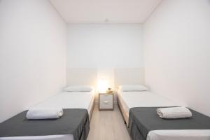 Łóżko lub łóżka w pokoju w obiekcie Apartamentos Marina Playa de Torrevieja by Apartamentos Torrevieja