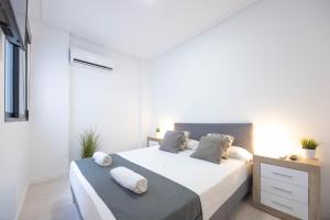 Łóżko lub łóżka w pokoju w obiekcie Apartamentos Marina Playa de Torrevieja by Apartamentos Torrevieja