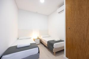 Łóżko lub łóżka w pokoju w obiekcie Apartamentos Marina Playa de Torrevieja by Apartamentos Torrevieja