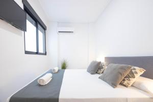 Łóżko lub łóżka w pokoju w obiekcie Apartamentos Marina Playa de Torrevieja by Apartamentos Torrevieja