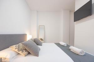 Łóżko lub łóżka w pokoju w obiekcie Apartamentos Marina Playa de Torrevieja by Apartamentos Torrevieja