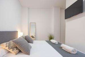 Łóżko lub łóżka w pokoju w obiekcie Apartamentos Marina Playa de Torrevieja by Apartamentos Torrevieja