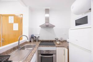 Kuchnia lub aneks kuchenny w obiekcie Apartamentos Marina Playa de Torrevieja by Apartamentos Torrevieja