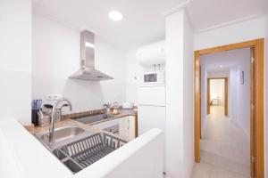 Kuchnia lub aneks kuchenny w obiekcie Apartamentos Marina Playa de Torrevieja by Apartamentos Torrevieja
