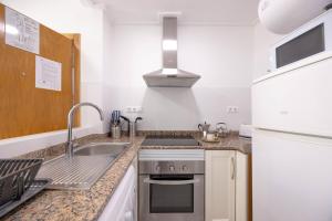 Kuchnia lub aneks kuchenny w obiekcie Apartamentos Marina Playa de Torrevieja by Apartamentos Torrevieja