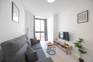 Telewizja i/lub zestaw kina domowego w obiekcie Apartamentos Marina Playa de Torrevieja by Apartamentos Torrevieja