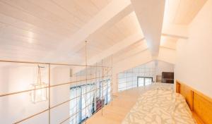 A bed or beds in a room at Appartamento Spotorno con ampio terrazzo attrezzato anche con angolo cottura