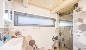 A bathroom at Appartamento Spotorno con ampio terrazzo attrezzato anche con angolo cottura