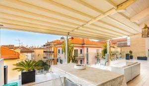 A balcony or terrace at Appartamento Spotorno con ampio terrazzo attrezzato anche con angolo cottura
