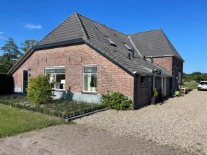 布吕门De Dele的黑色屋顶红砖房子