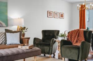 un soggiorno con due sedie e un divano di NEW Barlow by the Bay 3BR Townhome Downtown a Traverse City