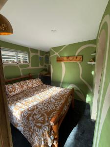 Katil atau katil-katil dalam bilik di Yes Papa! Rooms only 100m from the beach!