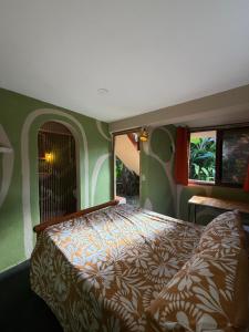 Katil atau katil-katil dalam bilik di Yes Papa! Rooms only 100m from the beach!