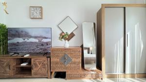 TV a/nebo společenská místnost v ubytování Peaceful Al Reef Studio - King Bed Comfort for 2 Near Community Park