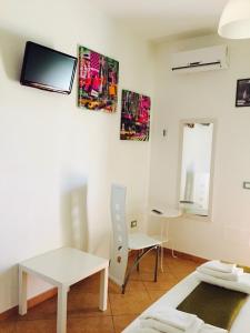 a white room with a table and a chair and a table at Zahir da Cleo in Castro di Lecce