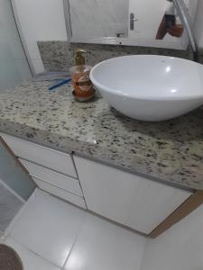 a white bowl on a counter in a bathroom at Apartamento, 5 minutos da praia in Porto Belo +13 photos